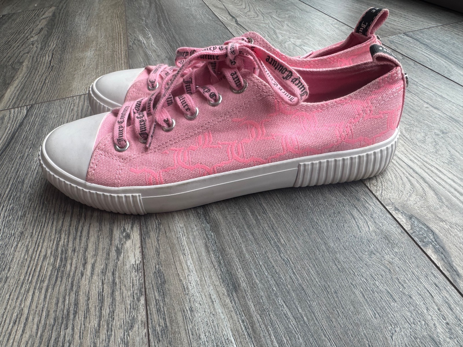Juicy couture pink pumps