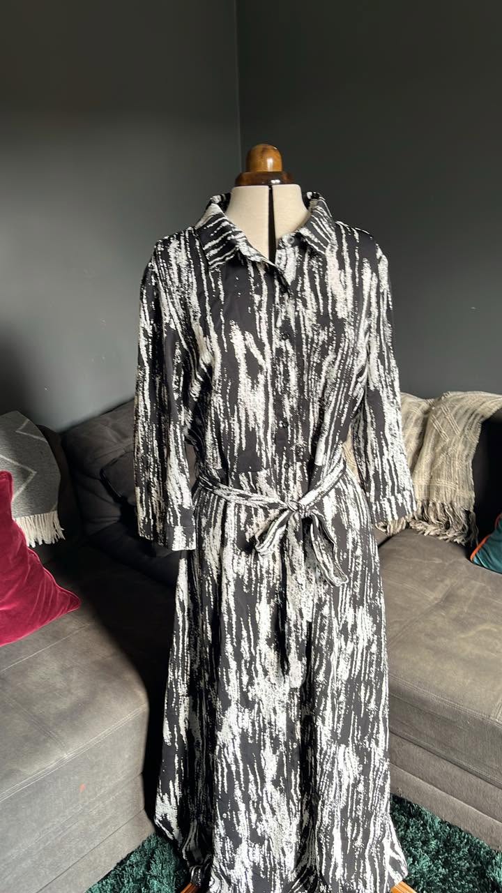 Long graphic print shirt dress - black & white